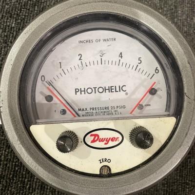 Dwyer Photohelic Series A3000 Pressure Gauge/Switch 120V AC, 10A, 25 PSIG Type 2