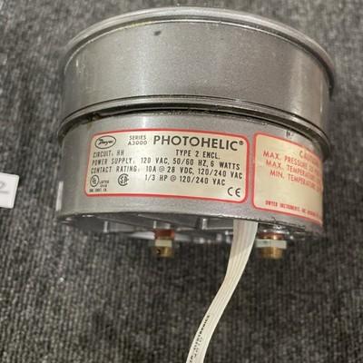 Dwyer Photohelic Series A3000 Pressure Gauge/Switch 120V AC, 10A, 25 PSIG Type 2