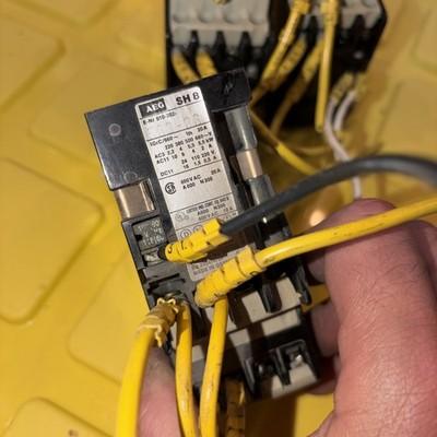 AEG SH 8 563-86 20 Amp 600 Vac Contactor 28 V 60 HZ LOT OF 3