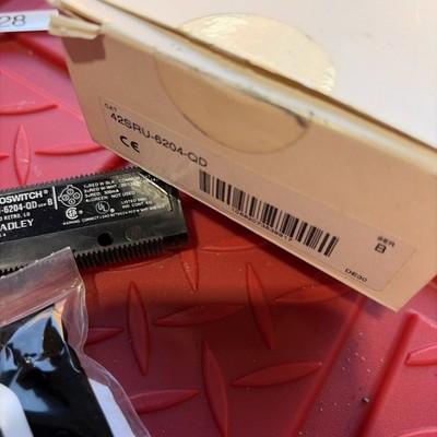 Allen-Bradley 42SRU-6204-QD Series B Photoelectric Sensor NO WASHERS USED