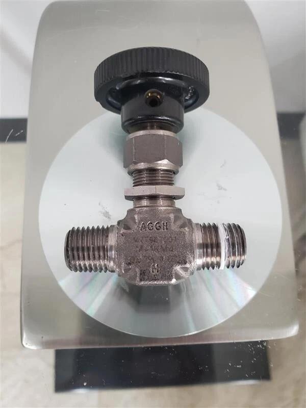 Swagelok M-1KM4 Stainless Steel Integral Bonnet Needle Valve 1/4″ MNPT