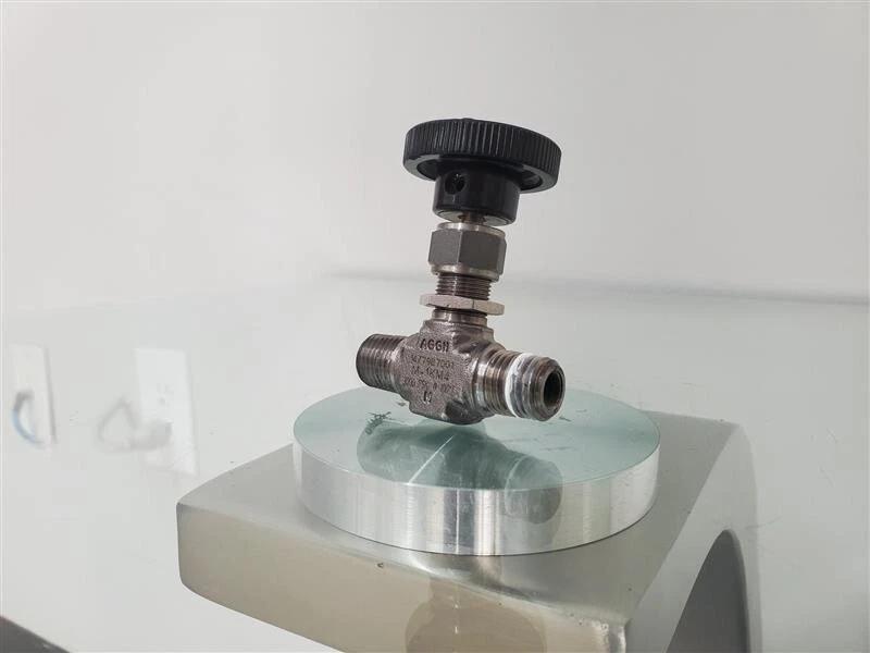 Swagelok M-1KM4 Stainless Steel Integral Bonnet Needle Valve 1/4″ MNPT