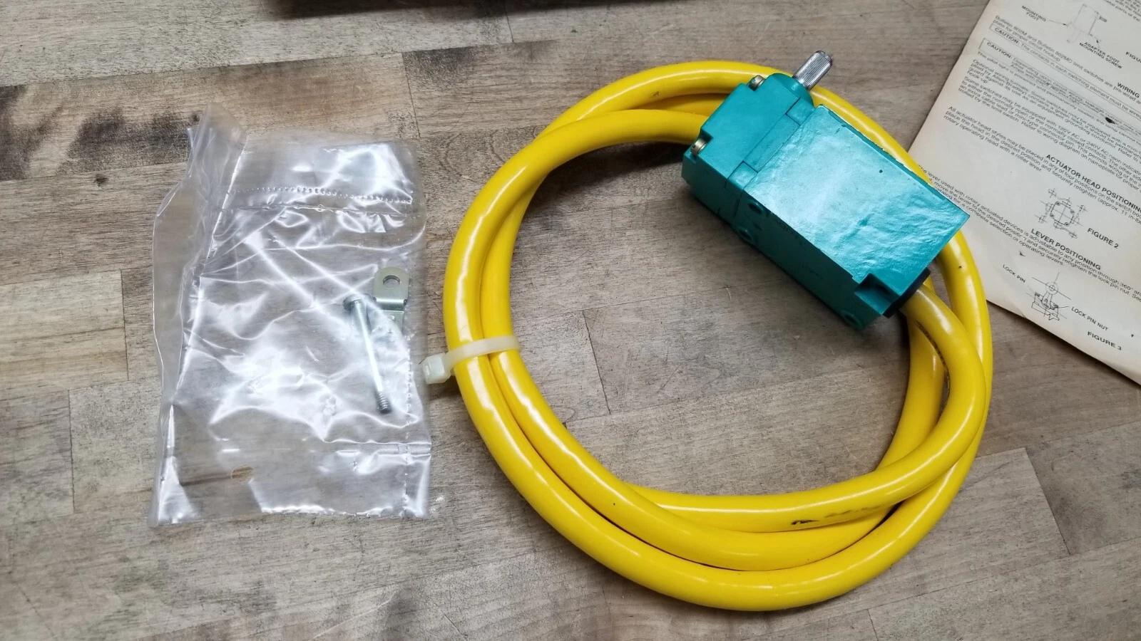 New / NOS Allen Bradley 802M-AY5 Ser/C Pre-Wired Limit Switch Lever Type