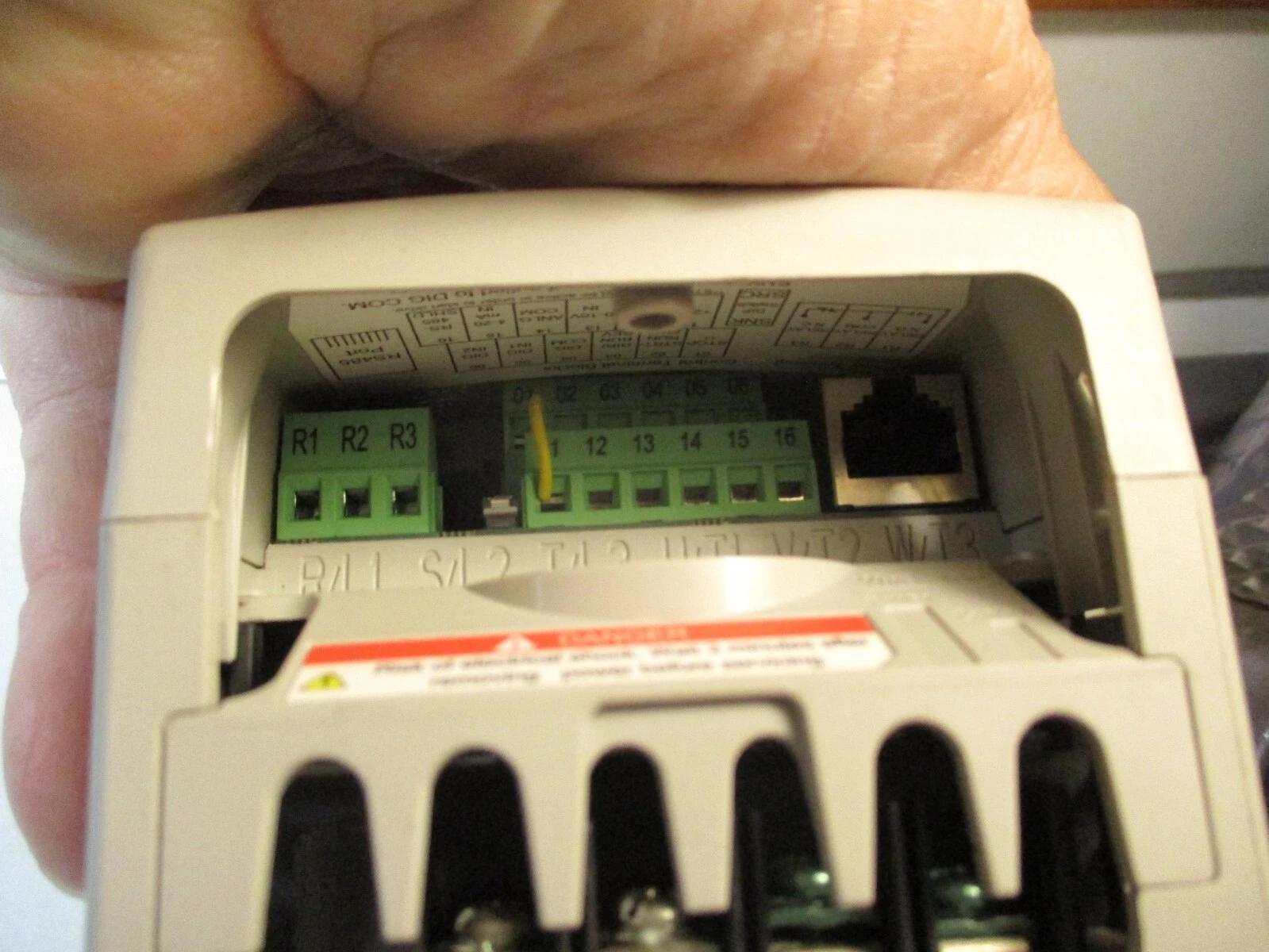 ALLEN BRADLEY PowerFlex 4 22A-D1P4N104 SER A DRIVE