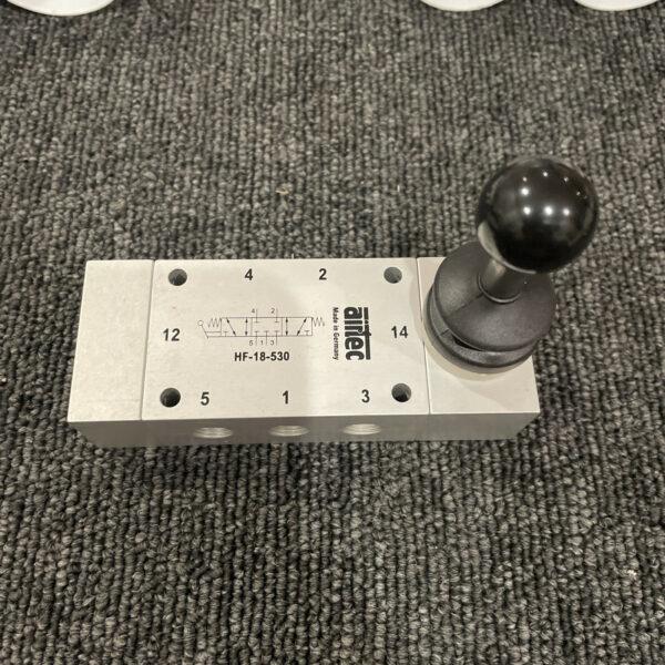 AIRTEC HF-18-530 HAND LEVER VALVE w/ R07-200RNAA & SCHRADER BELLOWS 250 PSIG